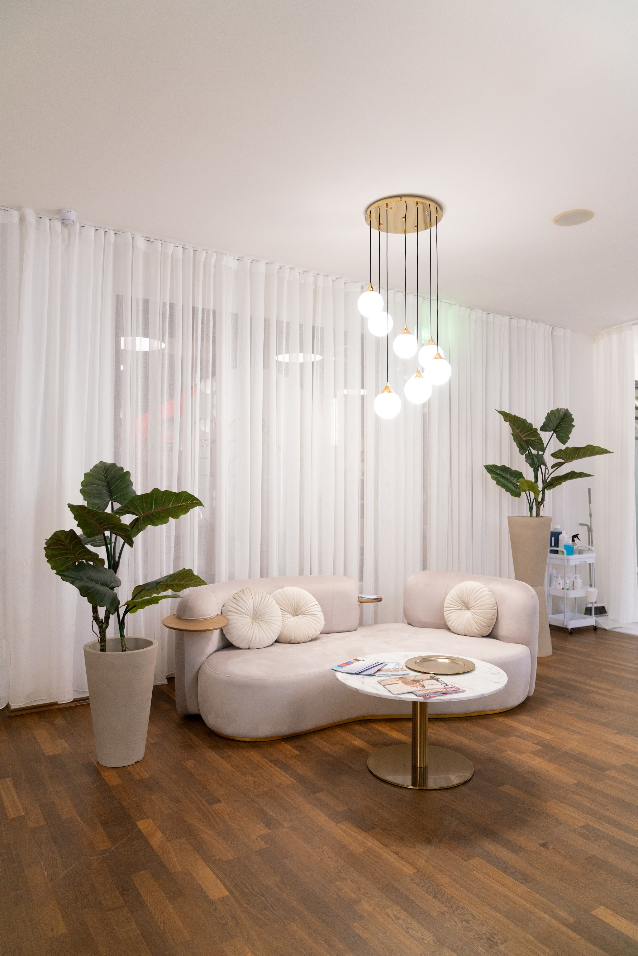Wartebereich von Rose Podologie mit Sofa und Pflanzen